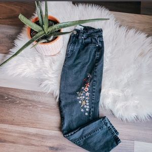 Jeans with flowers embroidered